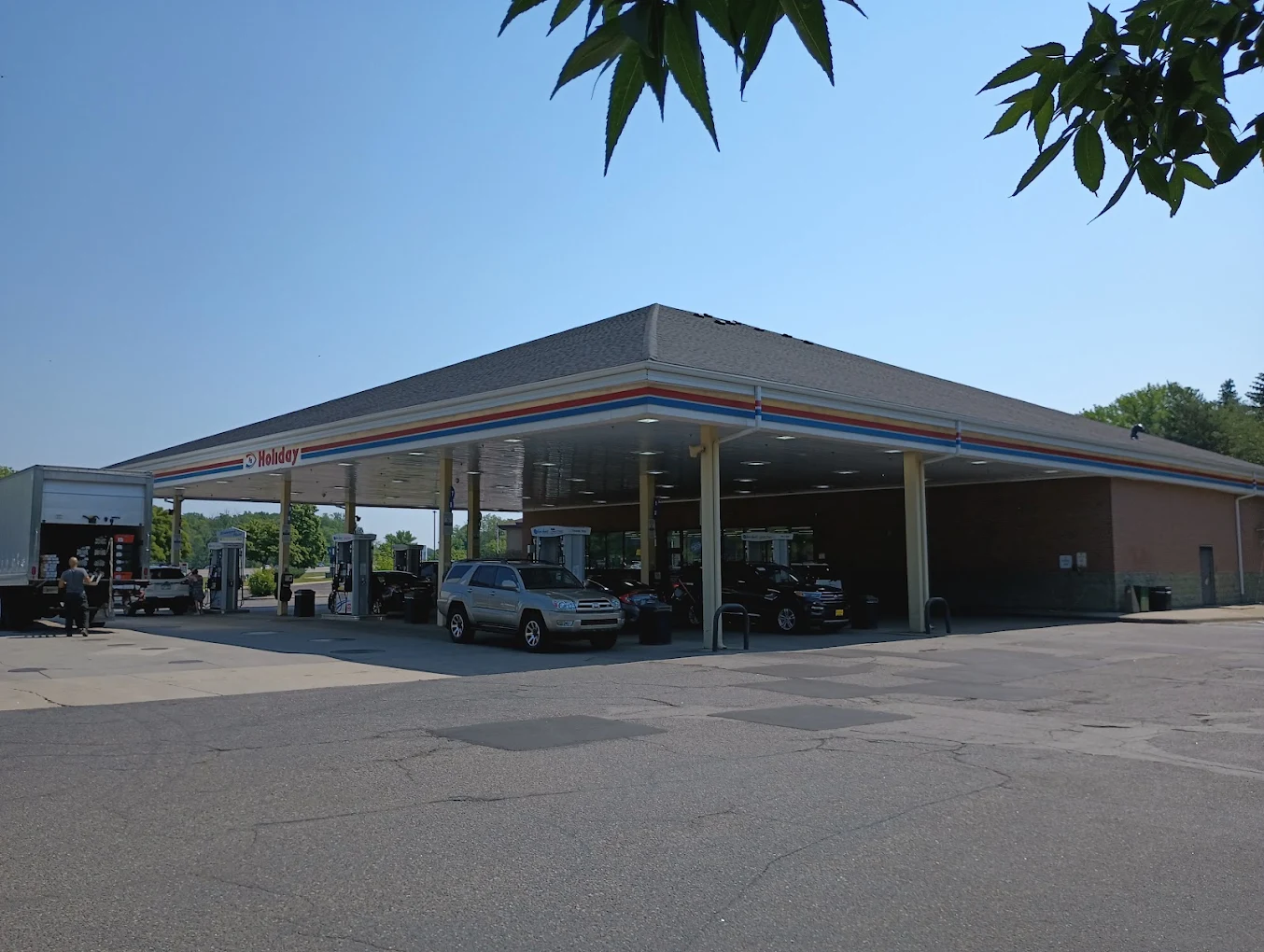 Holiday Stationstore – Shorewood